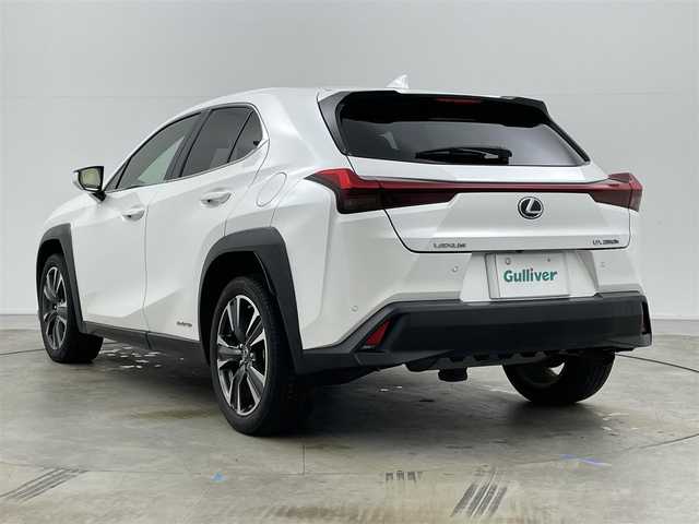 レクサス ＵＸ 250h バージョンC 岡山県 2019(平31)年 6.7万km ソニッククォーツ 純正10.3インチナビ/・FM/AM/Bluetooth/フルセグ/CD/DVD/バックカメラ/おくだけ充電/合皮シート/・パワーシート/・シートメモリー/・シートヒーター/ステアリングヒーター/ドライブレコーダー/ETC2.0/レクサスセーフティシステム/・プリクラッシュセーフティ/・レーントレーシングアシスト/・レーダークルーズコントロール/・オートマチックハイビーム/コーナーセンサー/純正18インチアルミ/純正フロアマット