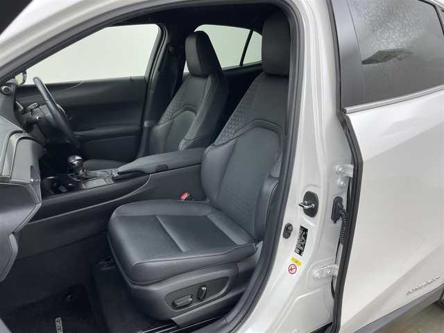 レクサス ＵＸ 250h バージョンC 岡山県 2019(平31)年 6.7万km ソニッククォーツ 純正10.3インチナビ/・FM/AM/Bluetooth/フルセグ/CD/DVD/バックカメラ/おくだけ充電/合皮シート/・パワーシート/・シートメモリー/・シートヒーター/ステアリングヒーター/ドライブレコーダー/ETC2.0/レクサスセーフティシステム/・プリクラッシュセーフティ/・レーントレーシングアシスト/・レーダークルーズコントロール/・オートマチックハイビーム/コーナーセンサー/純正18インチアルミ/純正フロアマット