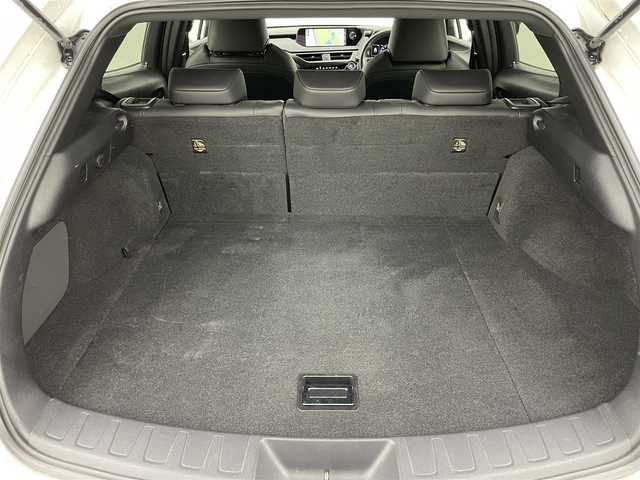 レクサス ＵＸ 250h バージョンC 岡山県 2019(平31)年 6.7万km ソニッククォーツ 純正10.3インチナビ/・FM/AM/Bluetooth/フルセグ/CD/DVD/バックカメラ/おくだけ充電/合皮シート/・パワーシート/・シートメモリー/・シートヒーター/ステアリングヒーター/ドライブレコーダー/ETC2.0/レクサスセーフティシステム/・プリクラッシュセーフティ/・レーントレーシングアシスト/・レーダークルーズコントロール/・オートマチックハイビーム/コーナーセンサー/純正18インチアルミ/純正フロアマット