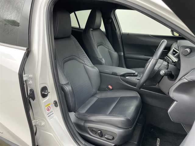 レクサス ＵＸ 250h バージョンC 岡山県 2019(平31)年 6.7万km ソニッククォーツ 純正10.3インチナビ/・FM/AM/Bluetooth/フルセグ/CD/DVD/バックカメラ/おくだけ充電/合皮シート/・パワーシート/・シートメモリー/・シートヒーター/ステアリングヒーター/ドライブレコーダー/ETC2.0/レクサスセーフティシステム/・プリクラッシュセーフティ/・レーントレーシングアシスト/・レーダークルーズコントロール/・オートマチックハイビーム/コーナーセンサー/純正18インチアルミ/純正フロアマット