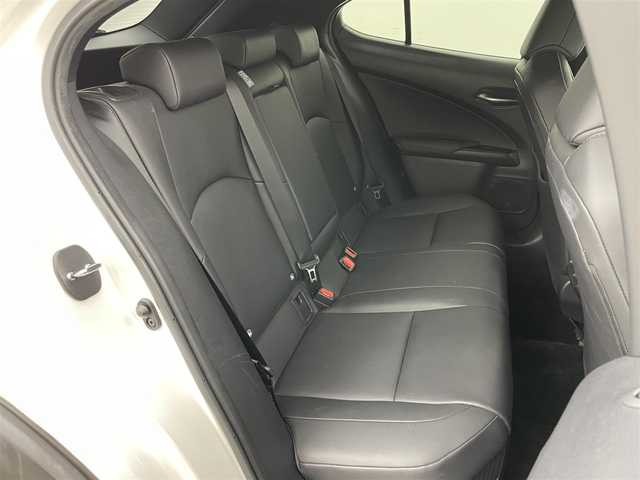 レクサス ＵＸ 250h バージョンC 岡山県 2019(平31)年 6.7万km ソニッククォーツ 純正10.3インチナビ/・FM/AM/Bluetooth/フルセグ/CD/DVD/バックカメラ/おくだけ充電/合皮シート/・パワーシート/・シートメモリー/・シートヒーター/ステアリングヒーター/ドライブレコーダー/ETC2.0/レクサスセーフティシステム/・プリクラッシュセーフティ/・レーントレーシングアシスト/・レーダークルーズコントロール/・オートマチックハイビーム/コーナーセンサー/純正18インチアルミ/純正フロアマット