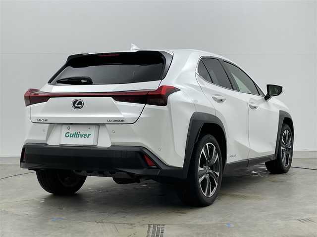 レクサス ＵＸ 250h バージョンC 岡山県 2019(平31)年 6.7万km ソニッククォーツ 純正10.3インチナビ/・FM/AM/Bluetooth/フルセグ/CD/DVD/バックカメラ/おくだけ充電/合皮シート/・パワーシート/・シートメモリー/・シートヒーター/ステアリングヒーター/ドライブレコーダー/ETC2.0/レクサスセーフティシステム/・プリクラッシュセーフティ/・レーントレーシングアシスト/・レーダークルーズコントロール/・オートマチックハイビーム/コーナーセンサー/純正18インチアルミ/純正フロアマット