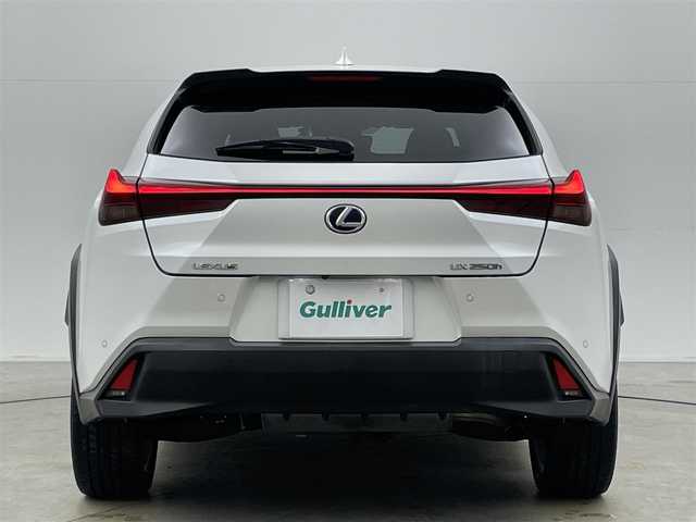 レクサス ＵＸ 250h バージョンC 岡山県 2019(平31)年 6.7万km ソニッククォーツ 純正10.3インチナビ/・FM/AM/Bluetooth/フルセグ/CD/DVD/バックカメラ/おくだけ充電/合皮シート/・パワーシート/・シートメモリー/・シートヒーター/ステアリングヒーター/ドライブレコーダー/ETC2.0/レクサスセーフティシステム/・プリクラッシュセーフティ/・レーントレーシングアシスト/・レーダークルーズコントロール/・オートマチックハイビーム/コーナーセンサー/純正18インチアルミ/純正フロアマット