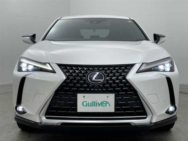 レクサス ＵＸ 250h バージョンC 岡山県 2019(平31)年 6.7万km ソニッククォーツ 純正10.3インチナビ/・FM/AM/Bluetooth/フルセグ/CD/DVD/バックカメラ/おくだけ充電/合皮シート/・パワーシート/・シートメモリー/・シートヒーター/ステアリングヒーター/ドライブレコーダー/ETC2.0/レクサスセーフティシステム/・プリクラッシュセーフティ/・レーントレーシングアシスト/・レーダークルーズコントロール/・オートマチックハイビーム/コーナーセンサー/純正18インチアルミ/純正フロアマット