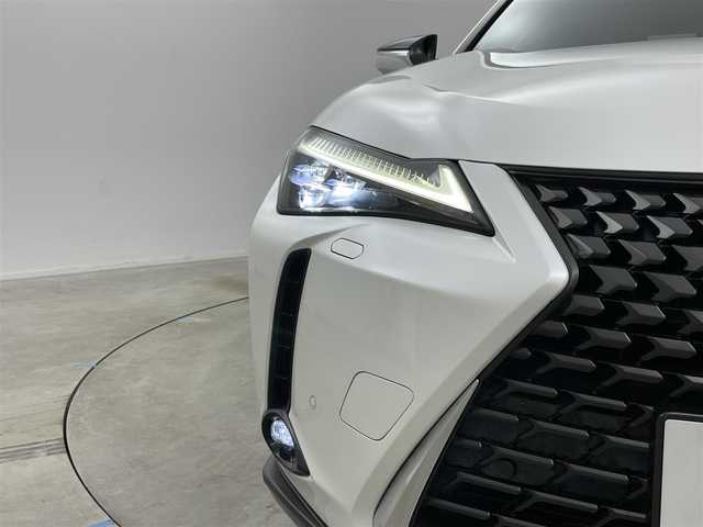 レクサス ＵＸ 250h バージョンC 岡山県 2019(平31)年 6.7万km ソニッククォーツ 純正10.3インチナビ/・FM/AM/Bluetooth/フルセグ/CD/DVD/バックカメラ/おくだけ充電/合皮シート/・パワーシート/・シートメモリー/・シートヒーター/ステアリングヒーター/ドライブレコーダー/ETC2.0/レクサスセーフティシステム/・プリクラッシュセーフティ/・レーントレーシングアシスト/・レーダークルーズコントロール/・オートマチックハイビーム/コーナーセンサー/純正18インチアルミ/純正フロアマット