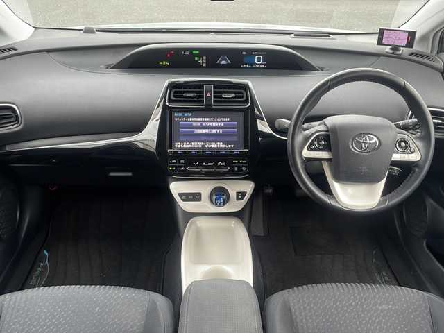 トヨタ プリウス A 熊本県 2016(平28)年 14.2万km シルバーM (株)IDOMが運営する【じしゃロン熊本店】の自社ローン対象車両になります。こちらは現金ご利用時の価格です。自社ローンご希望の方は別途その旨お申付け下さい。/純正ナビ（フルセグテレビ/DVD/CD/Bluetooth）/バックカメラ/ビルトインETC/ヘッドアップディスプレイ/BSM/コーナーセンサー/クルーズコントロール/LEDヘッドライト/オートマチックハイハイビーム/パーキングアシスト/スマートキー