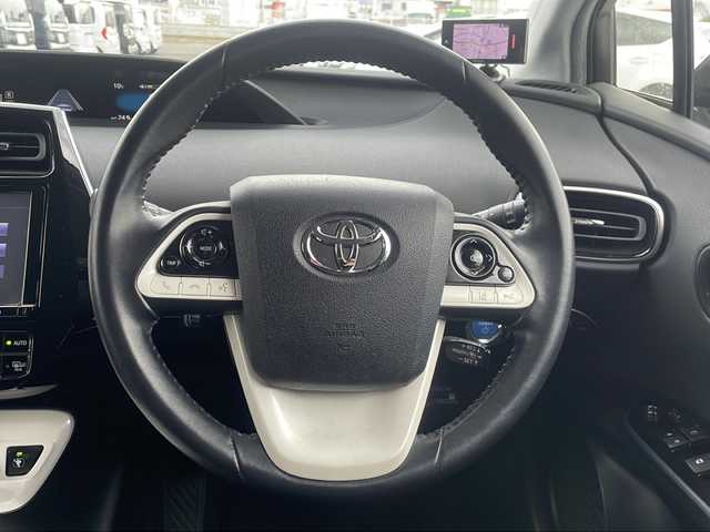 トヨタ プリウス A 熊本県 2016(平28)年 14.2万km シルバーM (株)IDOMが運営する【じしゃロン熊本店】の自社ローン対象車両になります。こちらは現金ご利用時の価格です。自社ローンご希望の方は別途その旨お申付け下さい。/純正ナビ（フルセグテレビ/DVD/CD/Bluetooth）/バックカメラ/ビルトインETC/ヘッドアップディスプレイ/BSM/コーナーセンサー/クルーズコントロール/LEDヘッドライト/オートマチックハイハイビーム/パーキングアシスト/スマートキー