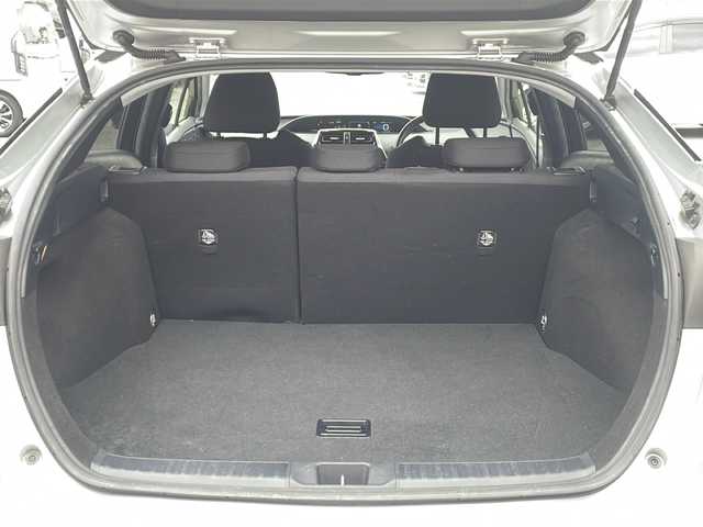 トヨタ プリウス A 熊本県 2016(平28)年 14.2万km シルバーM (株)IDOMが運営する【じしゃロン熊本店】の自社ローン対象車両になります。こちらは現金ご利用時の価格です。自社ローンご希望の方は別途その旨お申付け下さい。/純正ナビ（フルセグテレビ/DVD/CD/Bluetooth）/バックカメラ/ビルトインETC/ヘッドアップディスプレイ/BSM/コーナーセンサー/クルーズコントロール/LEDヘッドライト/オートマチックハイハイビーム/パーキングアシスト/スマートキー