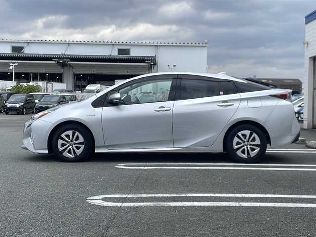 トヨタ プリウス A 熊本県 2016(平28)年 14.2万km シルバーM (株)IDOMが運営する【じしゃロン熊本店】の自社ローン対象車両になります。こちらは現金ご利用時の価格です。自社ローンご希望の方は別途その旨お申付け下さい。/純正ナビ（フルセグテレビ/DVD/CD/Bluetooth）/バックカメラ/ビルトインETC/ヘッドアップディスプレイ/BSM/コーナーセンサー/クルーズコントロール/LEDヘッドライト/オートマチックハイハイビーム/パーキングアシスト/スマートキー