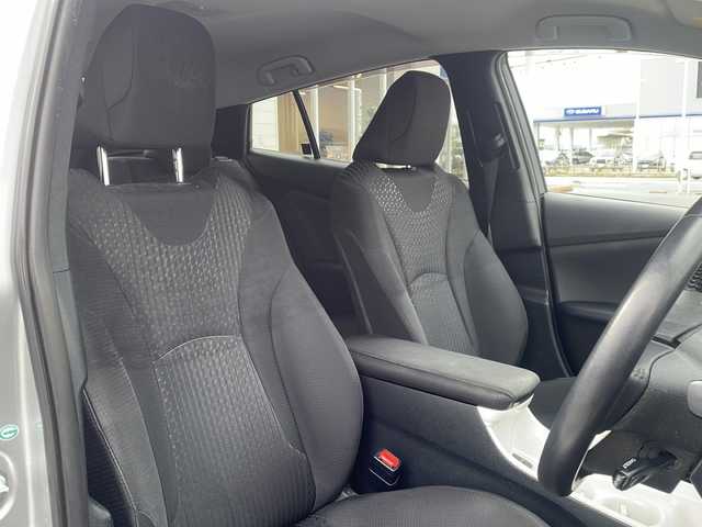 トヨタ プリウス A 熊本県 2016(平28)年 14.2万km シルバーM (株)IDOMが運営する【じしゃロン熊本店】の自社ローン対象車両になります。こちらは現金ご利用時の価格です。自社ローンご希望の方は別途その旨お申付け下さい。/純正ナビ（フルセグテレビ/DVD/CD/Bluetooth）/バックカメラ/ビルトインETC/ヘッドアップディスプレイ/BSM/コーナーセンサー/クルーズコントロール/LEDヘッドライト/オートマチックハイハイビーム/パーキングアシスト/スマートキー