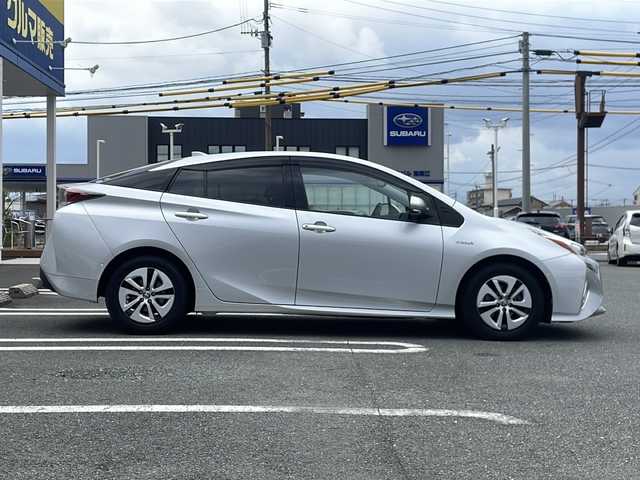 トヨタ プリウス A 熊本県 2016(平28)年 14.2万km シルバーM (株)IDOMが運営する【じしゃロン熊本店】の自社ローン対象車両になります。こちらは現金ご利用時の価格です。自社ローンご希望の方は別途その旨お申付け下さい。/純正ナビ（フルセグテレビ/DVD/CD/Bluetooth）/バックカメラ/ビルトインETC/ヘッドアップディスプレイ/BSM/コーナーセンサー/クルーズコントロール/LEDヘッドライト/オートマチックハイハイビーム/パーキングアシスト/スマートキー