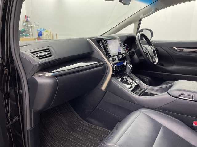 トヨタ アルファード S Cパッケージ 兵庫県 2020(令2)年 4.9万km ブラック ・ワンオーナー車/・純正ナビ&CD&DVD&TV&USB&BT/・Apple Car Play・AndroidAuto/・ビルトインETC/・デジタルインナーミラー/・バックカメラ/・3眼LEDライト/・LEDフォグランプ/・革シート/・パワーシート/・シートヒーター/・エアシート/・オットマン/・ウォークスルー/・ステアリングヒーター/・パワーバックドア/・両側パワースライドドア/・トヨタセーフティセンス/・プリクラッシュセーフティ/・レーントレーシングアシスト/・レーダークルーズコントロール/・ロードサインアシスト/・アダプティブハイビームシステム/・先行車発進告知機能/・インテリジェントクリアランスソナー/・nanoe/・純正フロアマット/・純正18インチアルミホイール