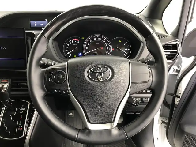 トヨタ エスクァイア Gi 愛知県 2021(令3)年 2.2万km ホワイトパールクリスタルシャイン トヨタセーフティ―センス/ワンオーナー/レザーシート/ウッドコンビハンドル/ステアリングリモコン/クルーズコントロール/シートヒーター/フローティングナビ/フルセグTV/Bluetooth/ビルトインETC/CD/DVD/フリップダウンモニター/両側パワースライドドア/前後ドライブレコーダー/純正AW/USBポート/HDMI
