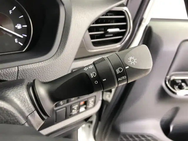 トヨタ エスクァイア Gi 愛知県 2021(令3)年 2.2万km ホワイトパールクリスタルシャイン トヨタセーフティ―センス/ワンオーナー/レザーシート/ウッドコンビハンドル/ステアリングリモコン/クルーズコントロール/シートヒーター/フローティングナビ/フルセグTV/Bluetooth/ビルトインETC/CD/DVD/フリップダウンモニター/両側パワースライドドア/前後ドライブレコーダー/純正AW/USBポート/HDMI