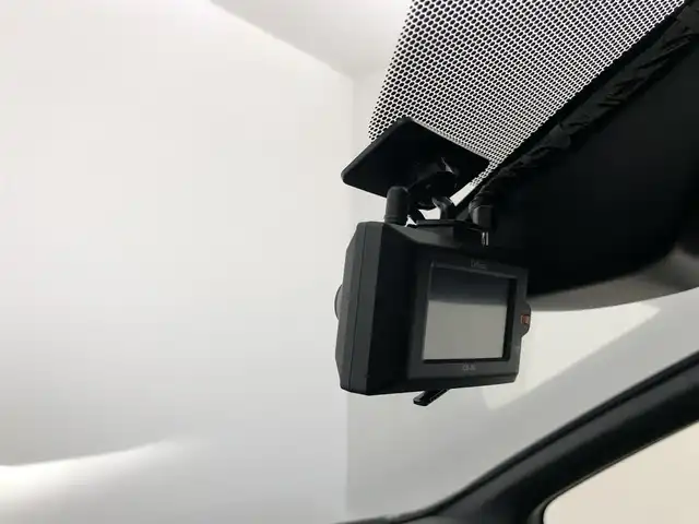 トヨタ エスクァイア Gi 愛知県 2021(令3)年 2.2万km ホワイトパールクリスタルシャイン トヨタセーフティ―センス/ワンオーナー/レザーシート/ウッドコンビハンドル/ステアリングリモコン/クルーズコントロール/シートヒーター/フローティングナビ/フルセグTV/Bluetooth/ビルトインETC/CD/DVD/フリップダウンモニター/両側パワースライドドア/前後ドライブレコーダー/純正AW/USBポート/HDMI