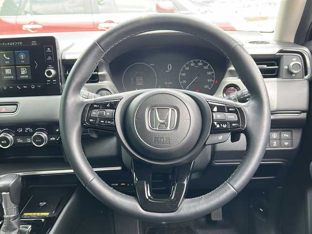 ホンダ ヴェゼル ハイブリッド e:HEV Z 茨城県 2022(令4)年 1.8万km クリスタルブラックパール Honda CONNECTディスプレイ/Bluetooth/フルセグTV/バックカメラ/ホンダセンシング/・衝突軽減ブレーキ/・アダプティブクルーズコントロール/・ブラインドスポットインフォメーション/・車線維持支援システム/・誤発進抑制機能/・標識認識機能/・後退出庫サポート/・オートマチックハイビーム/置くだけ充電/ビルトインETC2.0/ハンズフリーパワーバックドア/ハーフレザーシート/前席シートヒーター/ステアリングヒーター/ワイパーデアイサー/純正18インチAW/オートライト/LEDヘッドライト