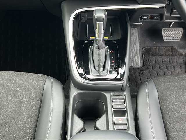 ホンダ ヴェゼル ハイブリッド e:HEV Z 茨城県 2022(令4)年 1.8万km クリスタルブラックパール Honda CONNECTディスプレイ/Bluetooth/フルセグTV/バックカメラ/ホンダセンシング/・衝突軽減ブレーキ/・アダプティブクルーズコントロール/・ブラインドスポットインフォメーション/・車線維持支援システム/・誤発進抑制機能/・標識認識機能/・後退出庫サポート/・オートマチックハイビーム/置くだけ充電/ビルトインETC2.0/ハンズフリーパワーバックドア/ハーフレザーシート/前席シートヒーター/ステアリングヒーター/ワイパーデアイサー/純正18インチAW/オートライト/LEDヘッドライト