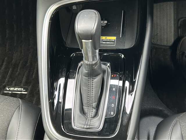 ホンダ ヴェゼル ハイブリッド e:HEV Z 茨城県 2022(令4)年 1.8万km クリスタルブラックパール Honda CONNECTディスプレイ/Bluetooth/フルセグTV/バックカメラ/ホンダセンシング/・衝突軽減ブレーキ/・アダプティブクルーズコントロール/・ブラインドスポットインフォメーション/・車線維持支援システム/・誤発進抑制機能/・標識認識機能/・後退出庫サポート/・オートマチックハイビーム/置くだけ充電/ビルトインETC2.0/ハンズフリーパワーバックドア/ハーフレザーシート/前席シートヒーター/ステアリングヒーター/ワイパーデアイサー/純正18インチAW/オートライト/LEDヘッドライト