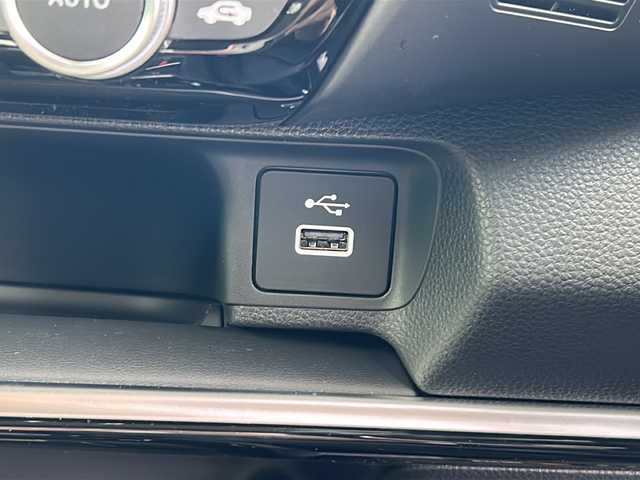 ホンダ ヴェゼル ハイブリッド e:HEV Z 茨城県 2022(令4)年 1.8万km クリスタルブラックパール Honda CONNECTディスプレイ/Bluetooth/フルセグTV/バックカメラ/ホンダセンシング/・衝突軽減ブレーキ/・アダプティブクルーズコントロール/・ブラインドスポットインフォメーション/・車線維持支援システム/・誤発進抑制機能/・標識認識機能/・後退出庫サポート/・オートマチックハイビーム/置くだけ充電/ビルトインETC2.0/ハンズフリーパワーバックドア/ハーフレザーシート/前席シートヒーター/ステアリングヒーター/ワイパーデアイサー/純正18インチAW/オートライト/LEDヘッドライト