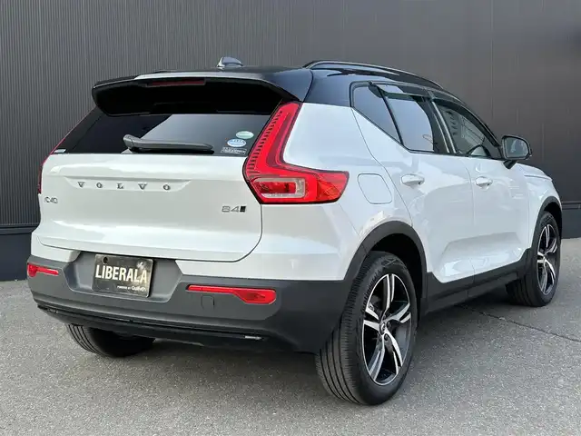 ボルボ ＸＣ４０ B4 AWD Rデザイン 道東・釧路十勝 2021(令3)年 1.6万km クリスタルホワイトP/ブラック アダプティブクルーズコントロール/レーンキーピングエイド/黒ハーフレザー/シートヒーター/メモリ付きパワーシート/360°カメラ/パワーバックドア/フットトランクオープナー/ステアリングヒーター/harman/kardon/純正HDDナビ/TV/BT/USB/ワイヤレス充電/純正ドライブレコーダー(前後)/LEDヘッドライト/オートライト/フロント/リアフォグライト/インテリセーフ/アンビエントライト/ETC