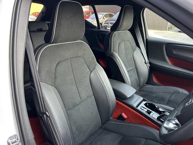 ボルボ ＸＣ４０ B4 AWD Rデザイン 道東・釧路十勝 2021(令3)年 1.6万km クリスタルホワイトP/ブラック アダプティブクルーズコントロール/レーンキーピングエイド/黒ハーフレザー/シートヒーター/メモリ付きパワーシート/360°カメラ/パワーバックドア/フットトランクオープナー/ステアリングヒーター/harman/kardon/純正HDDナビ/TV/BT/USB/ワイヤレス充電/純正ドライブレコーダー(前後)/LEDヘッドライト/オートライト/フロント/リアフォグライト/インテリセーフ/アンビエントライト/ETC