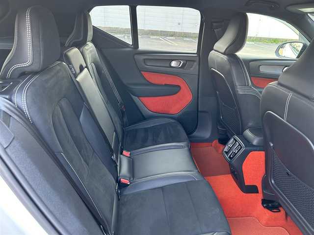 ボルボ ＸＣ４０ B4 AWD Rデザイン 道東・釧路十勝 2021(令3)年 1.6万km クリスタルホワイトP/ブラック アダプティブクルーズコントロール/レーンキーピングエイド/黒ハーフレザー/シートヒーター/メモリ付きパワーシート/360°カメラ/パワーバックドア/フットトランクオープナー/ステアリングヒーター/harman/kardon/純正HDDナビ/TV/BT/USB/ワイヤレス充電/純正ドライブレコーダー(前後)/LEDヘッドライト/オートライト/フロント/リアフォグライト/インテリセーフ/アンビエントライト/ETC