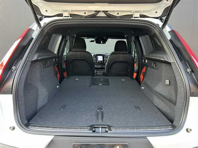 ボルボ ＸＣ４０ B4 AWD Rデザイン 道東・釧路十勝 2021(令3)年 1.6万km クリスタルホワイトP/ブラック アダプティブクルーズコントロール/レーンキーピングエイド/黒ハーフレザー/シートヒーター/メモリ付きパワーシート/360°カメラ/パワーバックドア/フットトランクオープナー/ステアリングヒーター/harman/kardon/純正HDDナビ/TV/BT/USB/ワイヤレス充電/純正ドライブレコーダー(前後)/LEDヘッドライト/オートライト/フロント/リアフォグライト/インテリセーフ/アンビエントライト/ETC