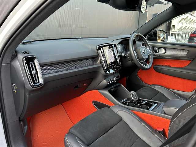 ボルボ ＸＣ４０ B4 AWD Rデザイン 道東・釧路十勝 2021(令3)年 1.6万km クリスタルホワイトP/ブラック アダプティブクルーズコントロール/レーンキーピングエイド/黒ハーフレザー/シートヒーター/メモリ付きパワーシート/360°カメラ/パワーバックドア/フットトランクオープナー/ステアリングヒーター/harman/kardon/純正HDDナビ/TV/BT/USB/ワイヤレス充電/純正ドライブレコーダー(前後)/LEDヘッドライト/オートライト/フロント/リアフォグライト/インテリセーフ/アンビエントライト/ETC