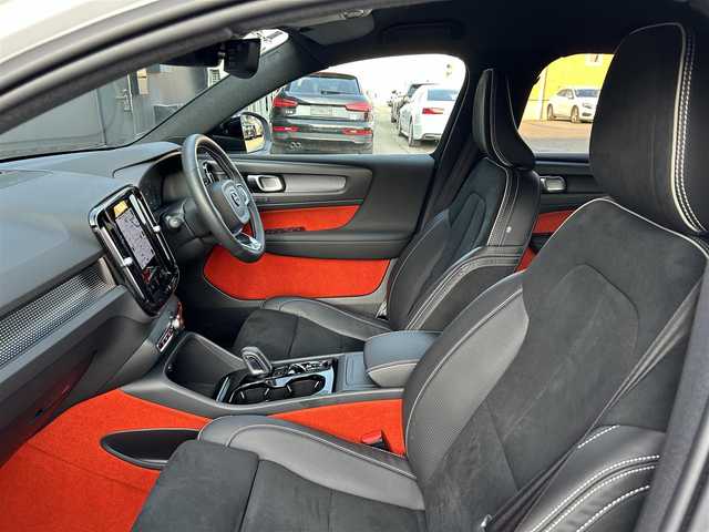 ボルボ ＸＣ４０ B4 AWD Rデザイン 道東・釧路十勝 2021(令3)年 1.6万km クリスタルホワイトP/ブラック アダプティブクルーズコントロール/レーンキーピングエイド/黒ハーフレザー/シートヒーター/メモリ付きパワーシート/360°カメラ/パワーバックドア/フットトランクオープナー/ステアリングヒーター/harman/kardon/純正HDDナビ/TV/BT/USB/ワイヤレス充電/純正ドライブレコーダー(前後)/LEDヘッドライト/オートライト/フロント/リアフォグライト/インテリセーフ/アンビエントライト/ETC