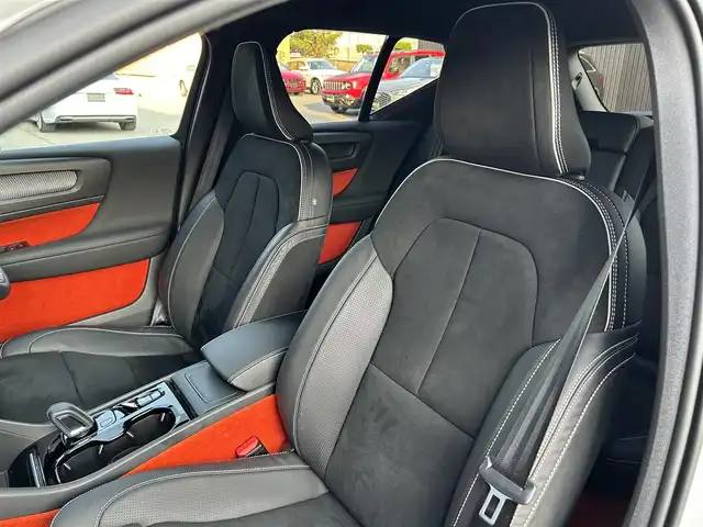 ボルボ ＸＣ４０ B4 AWD Rデザイン 道東・釧路十勝 2021(令3)年 1.6万km クリスタルホワイトP/ブラック アダプティブクルーズコントロール/レーンキーピングエイド/黒ハーフレザー/シートヒーター/メモリ付きパワーシート/360°カメラ/パワーバックドア/フットトランクオープナー/ステアリングヒーター/harman/kardon/純正HDDナビ/TV/BT/USB/ワイヤレス充電/純正ドライブレコーダー(前後)/LEDヘッドライト/オートライト/フロント/リアフォグライト/インテリセーフ/アンビエントライト/ETC
