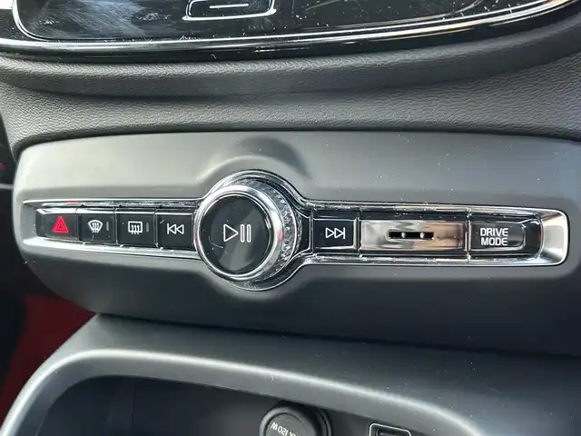 ボルボ ＸＣ４０ B4 AWD Rデザイン 道東・釧路十勝 2021(令3)年 1.6万km クリスタルホワイトP/ブラック アダプティブクルーズコントロール/レーンキーピングエイド/黒ハーフレザー/シートヒーター/メモリ付きパワーシート/360°カメラ/パワーバックドア/フットトランクオープナー/ステアリングヒーター/harman/kardon/純正HDDナビ/TV/BT/USB/ワイヤレス充電/純正ドライブレコーダー(前後)/LEDヘッドライト/オートライト/フロント/リアフォグライト/インテリセーフ/アンビエントライト/ETC