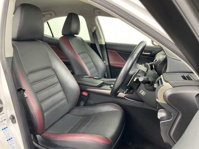 レクサス ＩＳ 300h バージョンL 道央・札幌 2018(平30)年 7.3万km ソニッククォーツ ・ワンオーナー/・寒冷地仕様　/・純正ナビ&CD&DVD&BT/・バックカメラ/・プリクラッシュセーフティ　/・レーンディパーチャーアラート　/・クリアランスソナー　　/・ブラインドスポットモニター　/・クルーズコントロール　/・ふらつき警報/・横滑り防止装置/・SNOW MODE/・EV MODE/・フロントワイパーデアイサー/・前席シートヒーター　/・前席シートベンチレーション/・前席パワーシート/・レザーシート/・ビルトインＥＴＣ２．０/・パドルシフト/・ステアリングスイッチ/・電動サンシェード/・LEDヘッドライト/・オートライト/・オートマチックハイビーム/・スマートキー
