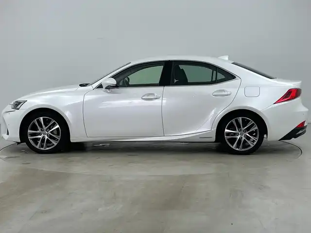 レクサス ＩＳ 300h バージョンL 道央・札幌 2018(平30)年 7.3万km ソニッククォーツ ・ワンオーナー/・寒冷地仕様　/・純正ナビ&CD&DVD&BT/・バックカメラ/・プリクラッシュセーフティ　/・レーンディパーチャーアラート　/・クリアランスソナー　　/・ブラインドスポットモニター　/・クルーズコントロール　/・ふらつき警報/・横滑り防止装置/・SNOW MODE/・EV MODE/・フロントワイパーデアイサー/・前席シートヒーター　/・前席シートベンチレーション/・前席パワーシート/・レザーシート/・ビルトインＥＴＣ２．０/・パドルシフト/・ステアリングスイッチ/・電動サンシェード/・LEDヘッドライト/・オートライト/・オートマチックハイビーム/・スマートキー