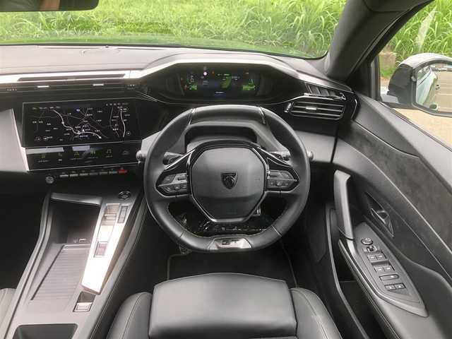 プジョー ３０８ GT ブルーHDi 福岡県 2022(令4)年 1.2万km ＤグリーンＭ コネクトアドバンスド/　10インチタッチスクリーン/コネクトナビ/i-toggle/360°ビジョン（フロントカメラ/サイドカメラ）/レーンポジションアシスト/アクティブセーフティブレーキ/トラフィックサインインフォメーション/アクティブクルーズコントロール/ブラインドスポットモニターロングレンジ/マトリクスLEDヘッドライト/GTロゴ付きディンプル革巻きステアリング/ステアリングヒーター/ハーフレザーシート/プッシュスタート/D席パワーシート/前席シートヒーター/純正18インチアルミホイール/純正フロアマット/ETC/保証書/取扱説明書