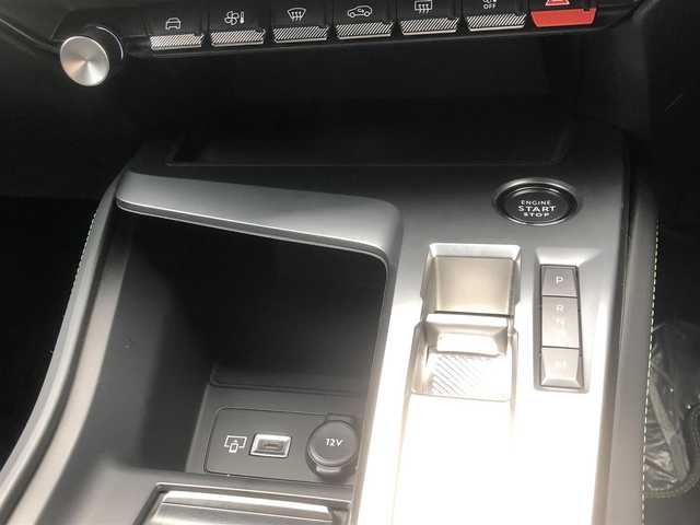 プジョー ３０８ GT ブルーHDi 福岡県 2022(令4)年 1.2万km ＤグリーンＭ コネクトアドバンスド/　10インチタッチスクリーン/コネクトナビ/i-toggle/360°ビジョン（フロントカメラ/サイドカメラ）/レーンポジションアシスト/アクティブセーフティブレーキ/トラフィックサインインフォメーション/アクティブクルーズコントロール/ブラインドスポットモニターロングレンジ/マトリクスLEDヘッドライト/GTロゴ付きディンプル革巻きステアリング/ステアリングヒーター/ハーフレザーシート/プッシュスタート/D席パワーシート/前席シートヒーター/純正18インチアルミホイール/純正フロアマット/ETC/保証書/取扱説明書