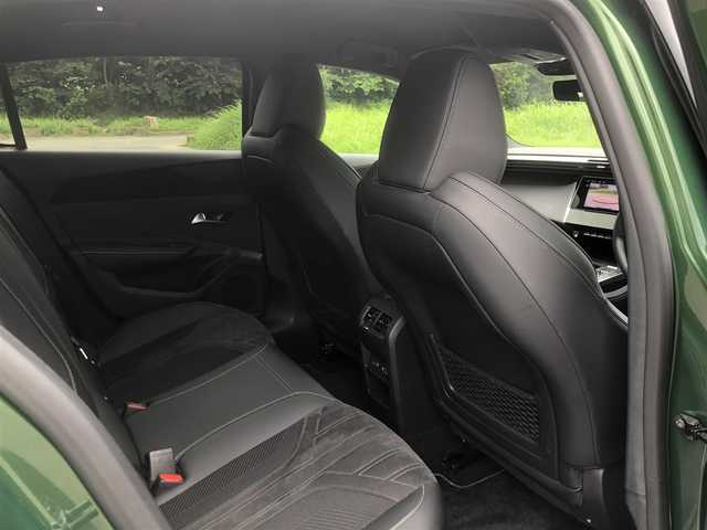 プジョー ３０８ GT ブルーHDi 福岡県 2022(令4)年 1.2万km ＤグリーンＭ コネクトアドバンスド/　10インチタッチスクリーン/コネクトナビ/i-toggle/360°ビジョン（フロントカメラ/サイドカメラ）/レーンポジションアシスト/アクティブセーフティブレーキ/トラフィックサインインフォメーション/アクティブクルーズコントロール/ブラインドスポットモニターロングレンジ/マトリクスLEDヘッドライト/GTロゴ付きディンプル革巻きステアリング/ステアリングヒーター/ハーフレザーシート/プッシュスタート/D席パワーシート/前席シートヒーター/純正18インチアルミホイール/純正フロアマット/ETC/保証書/取扱説明書