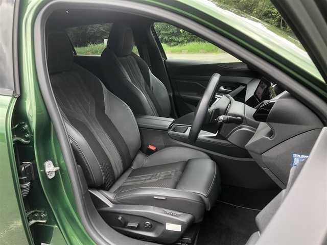 プジョー ３０８ GT ブルーHDi 福岡県 2022(令4)年 1.2万km ＤグリーンＭ コネクトアドバンスド/　10インチタッチスクリーン/コネクトナビ/i-toggle/360°ビジョン（フロントカメラ/サイドカメラ）/レーンポジションアシスト/アクティブセーフティブレーキ/トラフィックサインインフォメーション/アクティブクルーズコントロール/ブラインドスポットモニターロングレンジ/マトリクスLEDヘッドライト/GTロゴ付きディンプル革巻きステアリング/ステアリングヒーター/ハーフレザーシート/プッシュスタート/D席パワーシート/前席シートヒーター/純正18インチアルミホイール/純正フロアマット/ETC/保証書/取扱説明書