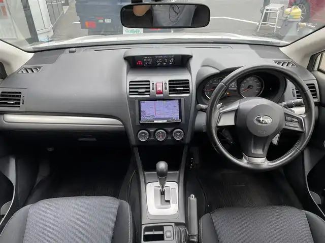 スバル インプレッサ スポーツ 2．0i 宮城県 2013(平25)年 5.7万km サテンホワイトパール 登録時走行距離56451km/純正SDナビ/FM・AM・Bluetooth・フルセグTV・HDMI・AUX・iPad/デュアルエアコン/ETC/クルーズコントロール（追従走行なし）/ドライブレコーダー/パドルシフト/アイドリングストップ/純正アルミホイール/フォグランプ/ドアバイザー/ウインカーミラー/純正フロアマット