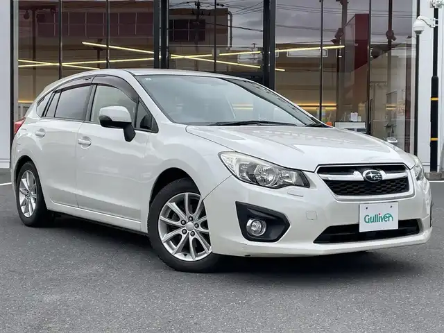 スバル インプレッサ スポーツ 2．0i 宮城県 2013(平25)年 5.7万km サテンホワイトパール 登録時走行距離56451km/純正SDナビ/FM・AM・Bluetooth・フルセグTV・HDMI・AUX・iPad/デュアルエアコン/ETC/クルーズコントロール（追従走行なし）/ドライブレコーダー/パドルシフト/アイドリングストップ/純正アルミホイール/フォグランプ/ドアバイザー/ウインカーミラー/純正フロアマット