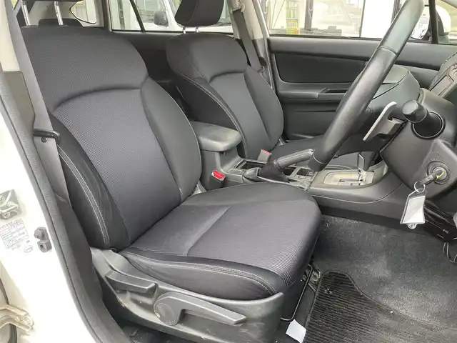 スバル インプレッサ スポーツ 2．0i 宮城県 2013(平25)年 5.7万km サテンホワイトパール 登録時走行距離56451km/純正SDナビ/FM・AM・Bluetooth・フルセグTV・HDMI・AUX・iPad/デュアルエアコン/ETC/クルーズコントロール（追従走行なし）/ドライブレコーダー/パドルシフト/アイドリングストップ/純正アルミホイール/フォグランプ/ドアバイザー/ウインカーミラー/純正フロアマット