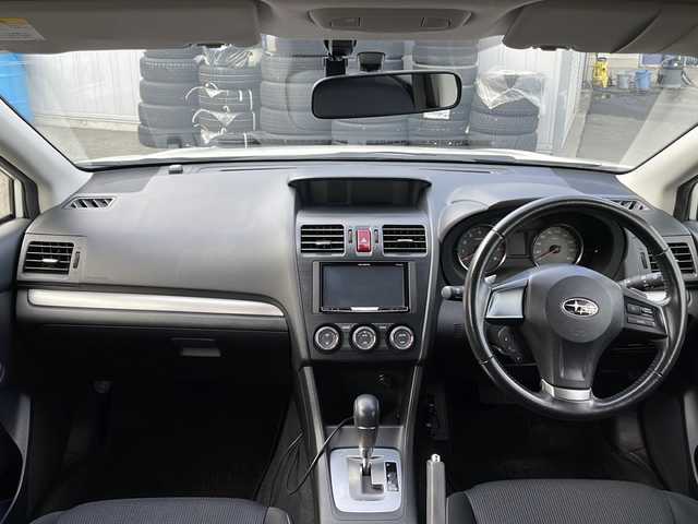 スバル インプレッサ スポーツ 2．0i 山梨県 2013(平25)年 5.7万km サテンホワイトパール 純正SDナビ/FM・AM・Bluetooth・フルセグTV/ETC/クルーズコントロール（追従走行なし）/ドライブレコーダー/パドルシフト/アイドリングストップ/純正アルミホイール/フォグランプ/ドアバイザー/ウインカーミラー/純正フロアマット
