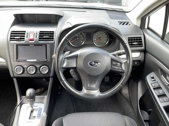 スバル インプレッサ スポーツ 2．0i 山梨県 2013(平25)年 5.7万km サテンホワイトパール 純正SDナビ/FM・AM・Bluetooth・フルセグTV/ETC/クルーズコントロール（追従走行なし）/ドライブレコーダー/パドルシフト/アイドリングストップ/純正アルミホイール/フォグランプ/ドアバイザー/ウインカーミラー/純正フロアマット