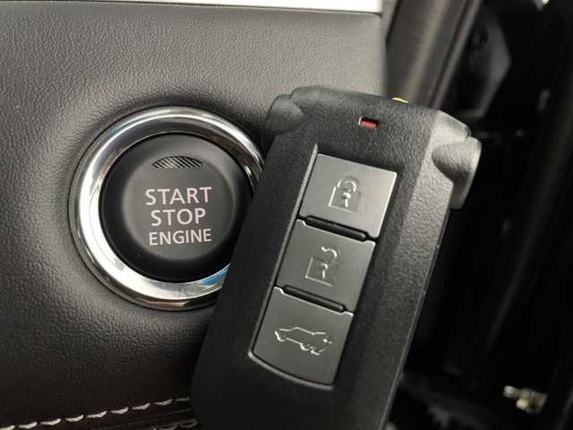 三菱 デリカＤ：５ シャモニー 新潟県 2025(令7)年 0.1千km グラファイトグレーメタリック/ブラックマイカ 4WD/e-Assist/登録済未使用車/マルチアラウンドモニター/両側パワースライドドア/パワーバックドア/レーダークルーズコントロール/LEDオートライト/ハーフレザーシート/シートヒーター/純正18インチアルミホイール/パドルシフト/ブラインドスポットウォーニング/ステアリングヒーター/スマートキー