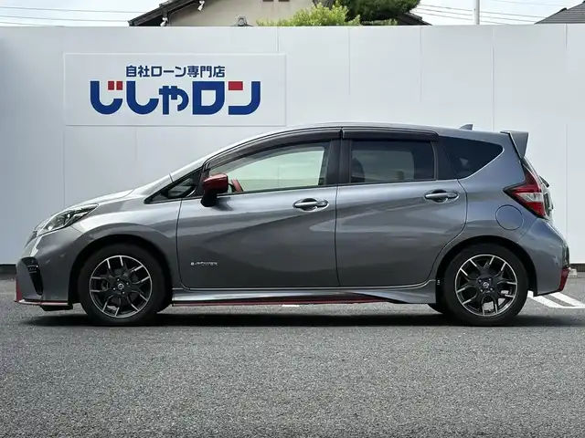 日産 ノート e－パワー ニスモ 埼玉県 2017(平29)年 10.5万km ダークメタルグレー (株)IDOMが運営する【じしゃロン鳩ヶ谷店】の自社ローン専用車両になりますこちらは現金またはオートローンご利用時の価格です。自社ローンご希望の方は別途その旨お申付け下さい/純正SDナビ/　(CD/DVD/Bluetooth接)/アラウンドビューモニター/フルセグテレビ/ＥＴＣ/ドライブレコーダー/プッシュスタート/エマージェンシーブレーキ/クリアランスソナー/レーンキープアシスト/オートライト/ＬＥＤヘッドライト