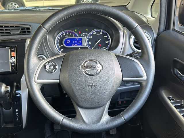 日産 デイズ ハイウェイスターG 静岡県 2015(平27)年 7.2万km プレミアムパープルP 純正ナビ/・（Bluetooth/CD/DVD/TV/AUX/ラジオ）/主要装備/・エマージェンシーブレーキー/・レーンキープアシスト/・横滑り防止装置/・アイドリングストップ/・全方位カメラ/・アラウンドビューモニター/・ステアリングリモコン/・ハーフレザーシート/・ベンチシート/・キセノンヘッドライト/・純正アルミホイール/・純正フロアマット/・ドライブレコーダー/・ETC/・インテリキー