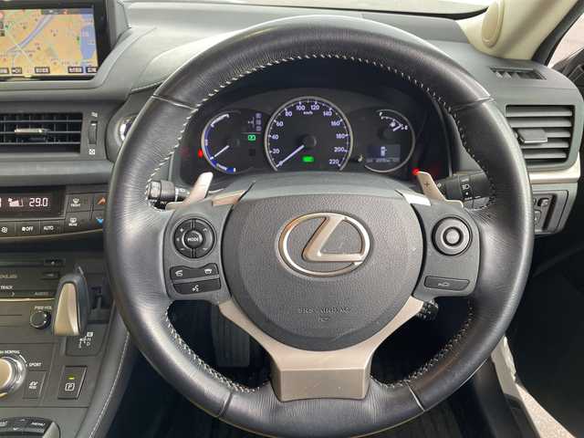 レクサス ＣＴ 200h バージョンC 愛知県 2015(平27)年 6.6万km ソニッククォーツ 純正ナビ/レーダークルーズコントロール/シートヒーター/バックカメラ/パワーシート/コーナーセンサー/パドルシフト/オートライト/ＥＴＣ/ステアリングスイッチ/スマートキー/プッシュスタート