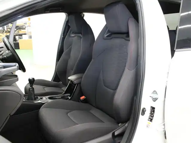 トヨタ カローラ スポーツ G Z 三重県 2020(令2)年 5.1万km ホワイトパールクリスタルシャイン TRDエアロ/社外リアスポイラー/柿本レーシング GT box 06＆S マフラー/セーフティセンス/純正ディスプレイオーディオ/・地デジTV/・Bluetooth/バックカメラ/コムテック前後ドライブレコーダー/全車速追従機能付レーダークルーズコントロール/レーントレーシングアラート/ブラインドスポットモニター/クリアランスソナー/バックソナー/リアクロストラフィックアラート/革コンビシートセット/・レッド革/ブラックウルトラスエードコンビシート/・前席シートヒーター/・シートバックポケット/ビルトインETC/丸型1灯式LEDヘッドランプ/・オートライト/オートマチックハイビーム/LEDフォグランプ/プッシュエンジンスタート/スマートキー×2/新車時保証書/取扱説明書