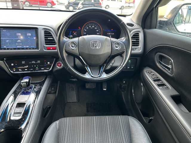 ホンダ ヴェゼル ハイブリッド 福岡県 2016(平28)年 9.2万km ホワイトオーキッドパール 純正ナビ・AM/FM・CD/DVD/フルTV・USB・HDMI・AUX/純正フロアマット/ETC（ビルド）/パドルシフト/クルーズコントロール/シートヒーター（D.N)/ブレーキホールド/横滑り防止/オートライト/車両接近通報装置/ウィンドシールドデアイサー/電動格納ミラー