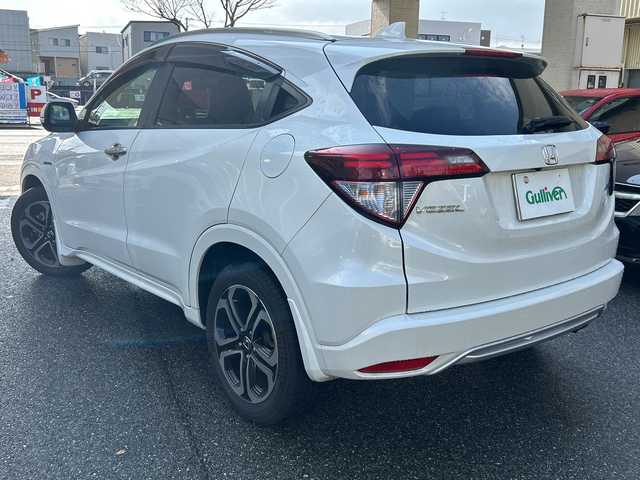 ホンダ ヴェゼル ハイブリッド 福岡県 2016(平28)年 9.2万km ホワイトオーキッドパール 純正ナビ・AM/FM・CD/DVD/フルTV・USB・HDMI・AUX/純正フロアマット/ETC（ビルド）/パドルシフト/クルーズコントロール/シートヒーター（D.N)/ブレーキホールド/横滑り防止/オートライト/車両接近通報装置/ウィンドシールドデアイサー/電動格納ミラー