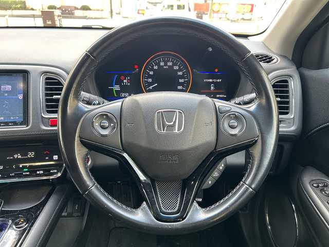 ホンダ ヴェゼル ハイブリッド 福岡県 2016(平28)年 9.2万km ホワイトオーキッドパール 純正ナビ・AM/FM・CD/DVD/フルTV・USB・HDMI・AUX/純正フロアマット/ETC（ビルド）/パドルシフト/クルーズコントロール/シートヒーター（D.N)/ブレーキホールド/横滑り防止/オートライト/車両接近通報装置/ウィンドシールドデアイサー/電動格納ミラー